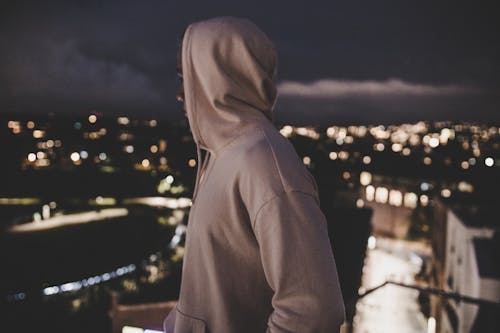 Persona En Gris Sudadera Con Capucha Fotografía