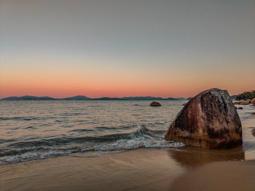 akşam karanlığı, dalgalar, deniz manzarası içeren Ücretsiz stok fotoğraf