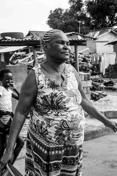 Afrikalı kadın, ayakta, dikey atış içeren Ücretsiz stok fotoğraf