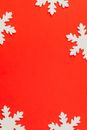 白色雪花在鲜红色背景上的迷人图像，非常适合节日主题
