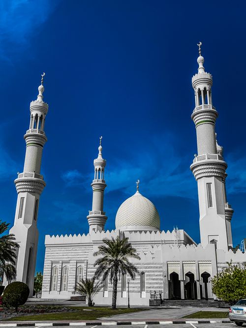 Free Majestic mosque with intricate details and towering minarets set against a clear blue sky. Stock Photo