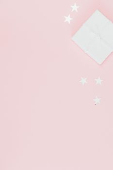 柔和的粉色背景搭配白色礼品盒和星星，非常适合创意设计