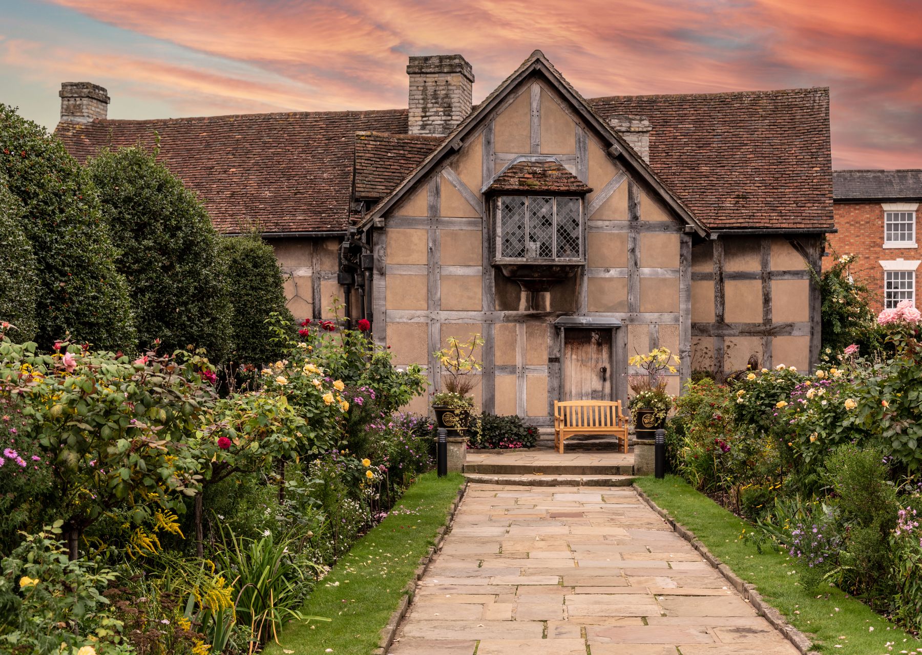 House clearance in Wickhamford — crew wrapping and loading on moving day