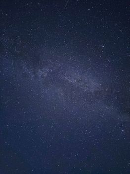 夜空中星光熠熠，众多的星星和星座令人惊叹