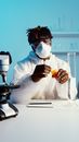 一位科学家穿着防护装备在实验室里进行化学实验