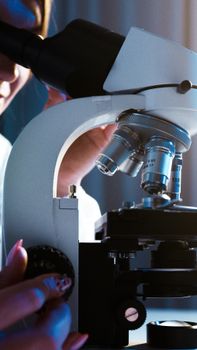 一位科学家正在实验室里用显微镜做研究