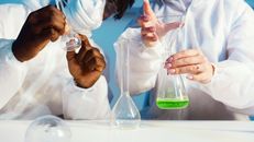 两名科学家在实验室里专注地进行化学实验和分析