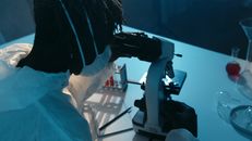 科学家穿着防护装备，在实验室的显微镜下分析样本