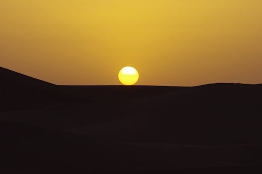 Captivating sunset over the sand dunes in Al Wahat Al Dakhla Desert, Egypt.