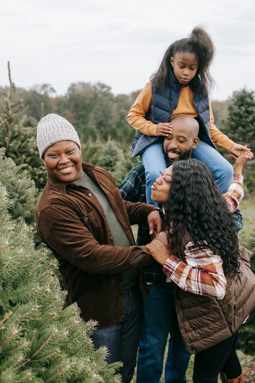 Keluarga Kulit Hitam Yang Bahagia Bersenang Senang Di Pertanian Pohon Cemara