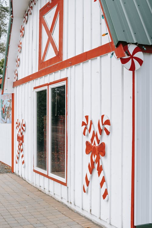 Fachada De Casa Moderna Com Decoração De Natal Na Parede