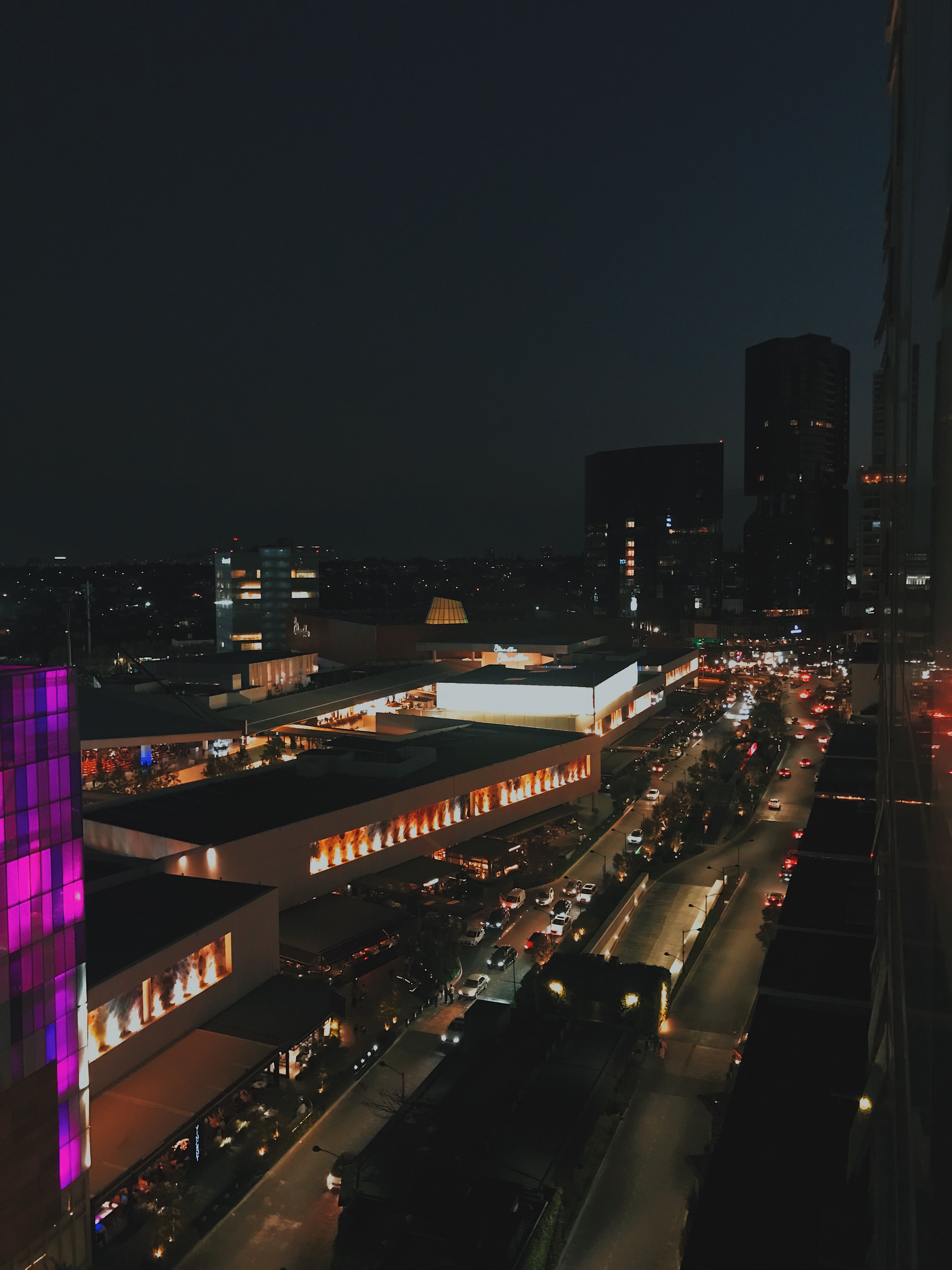 墨西哥萨波潘的城市建筑和交通在夜晚的景色令人惊叹