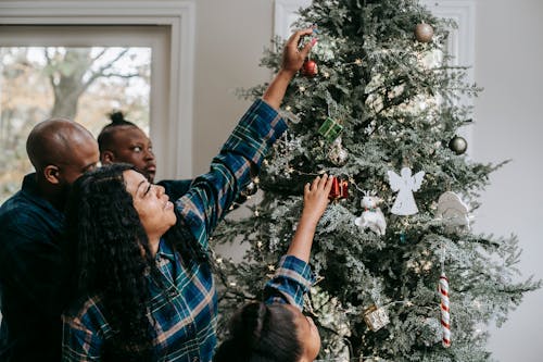 積極的黑人家庭裝飾聖誕樹