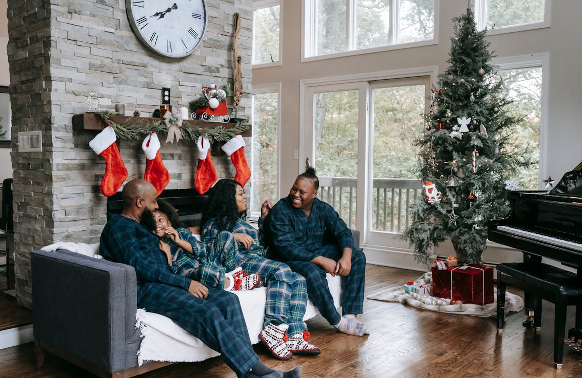Gratis Familia Negra Feliz Disfrutando De Las Vacaciones De Navidad En Casa Foto de stock