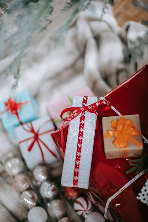Caixas De Presente Variadas Com Fitas Brilhantes Para O Feriado De Natal