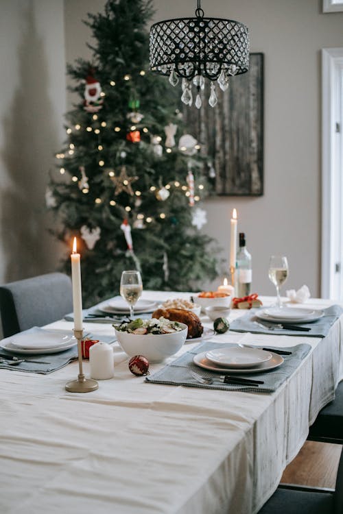 Meja Yang Disajikan Dengan Makanan Lezat Di Dekat Pohon Natal Di Rumah