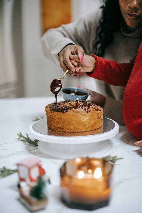 Crop Femme Noire Avec Enfant Décoration Gâteau éponge De Noël