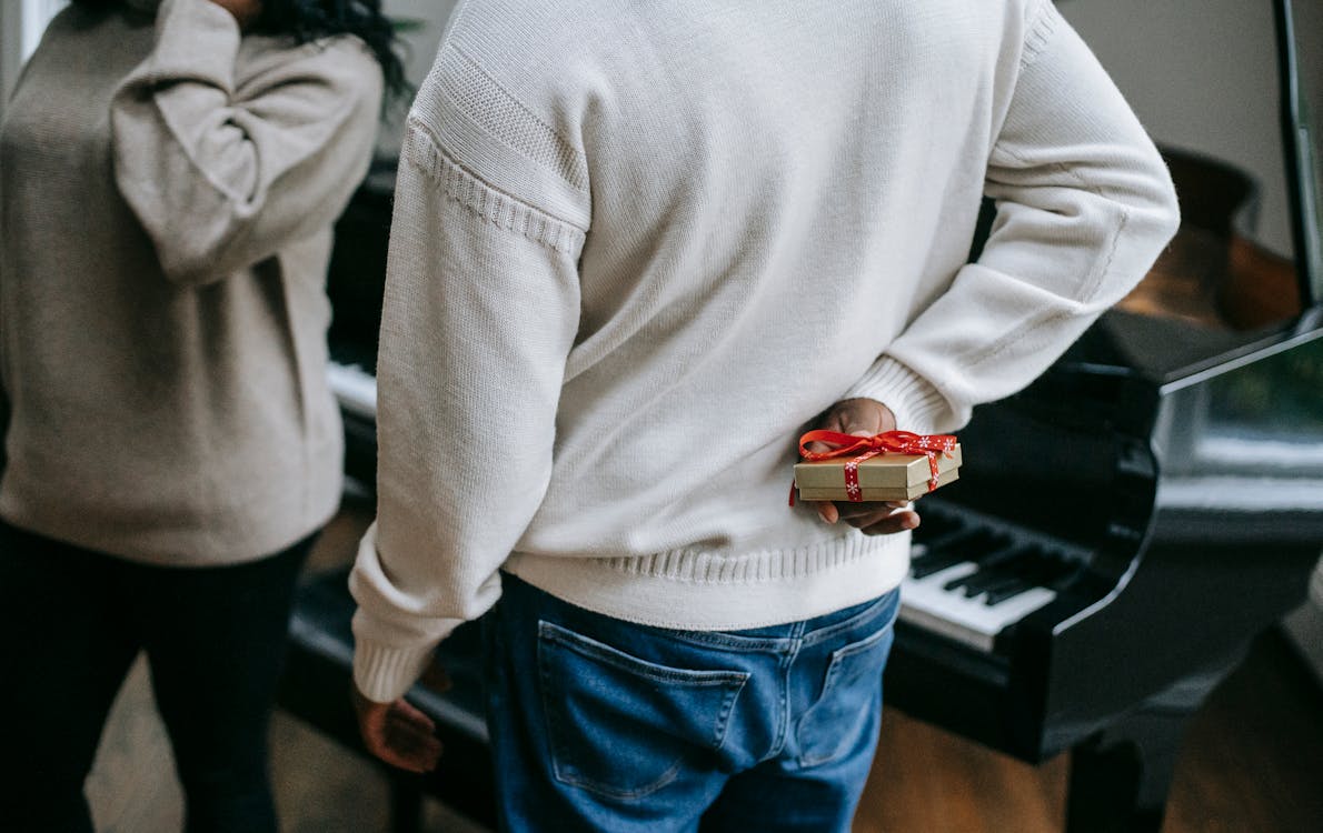 Personne En Pull Blanc Et Jean Bleu Denim