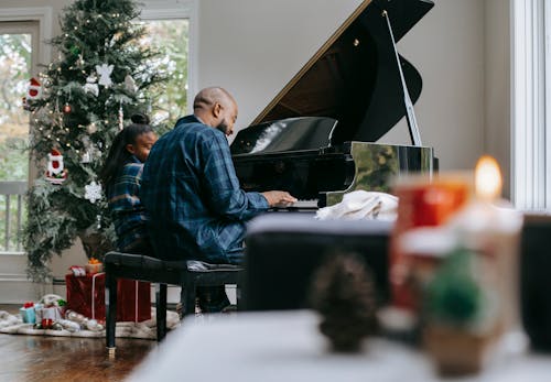 Padre Nero Che Suona Il Pianoforte Con La Piccola Figlia