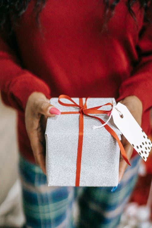 Persona In Possesso Di Una Confezione Regalo