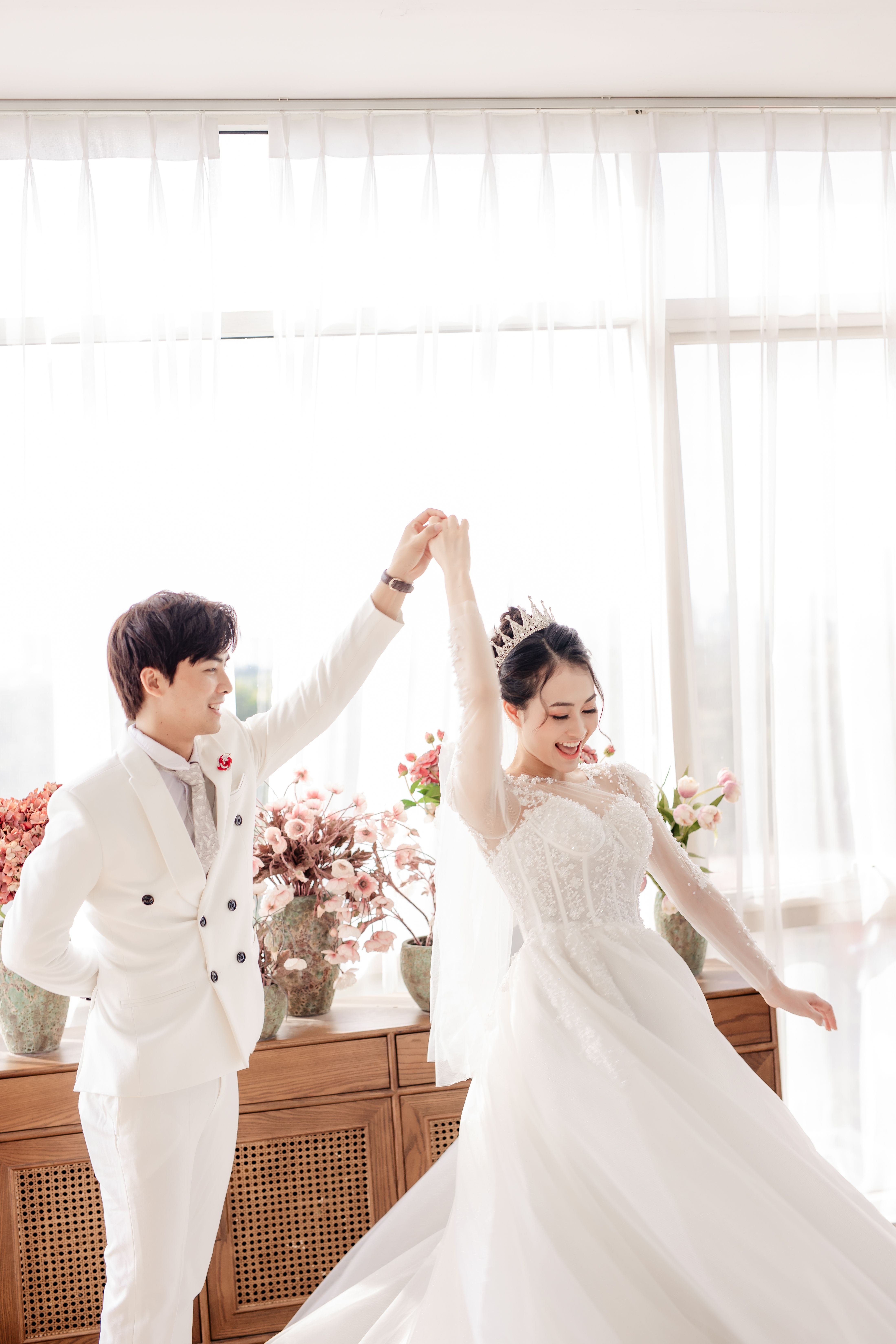 一对快乐的亚洲夫妇在装饰精美的室内环境中为庆祝婚礼而跳舞