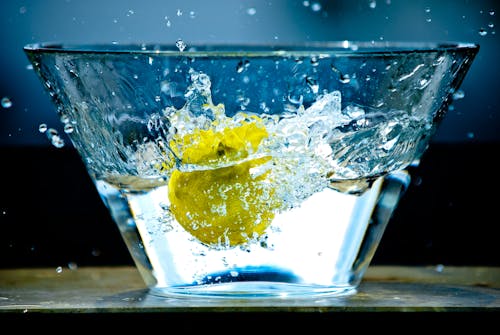 Free Yellow Fruit Drops on Water Stock Photo
