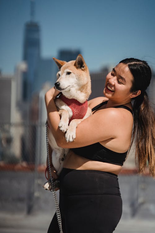 幸福的超重亞洲婦女背著柴犬