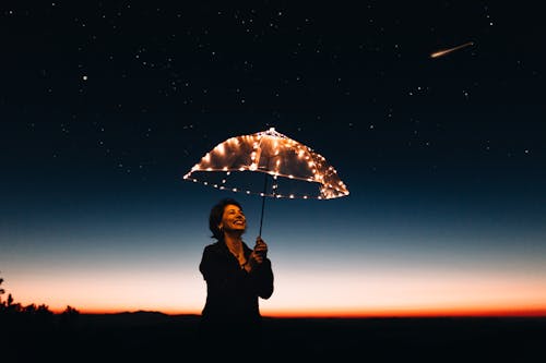 Femme, Utilisation, Parapluie, à, Lumières