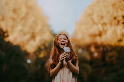 бесплатная Девушка держит белый цветок Стоковое фото