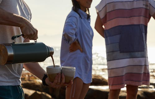 Mulher De Camisa Azul Segurando Uma Caneca De Cerâmica Branca