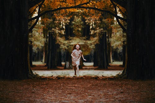 树木之间奔跑的女孩