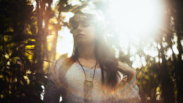 森林里，一位宁静的女人头戴花卉王冠，被阳光照亮，散发出一种神秘的氛围