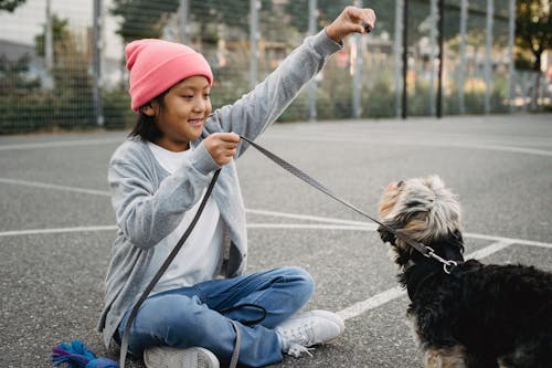 Ücretsiz Asyalı çocuk Spor Sahada Safkan Köpek Eğitimi Gülümseyen Stok Fotoğraflar