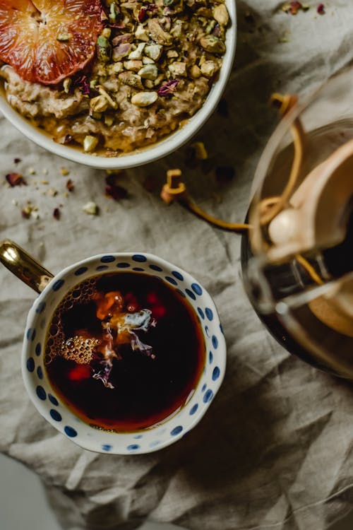 Taza De Cerámica Blanca Y Roja Con Café