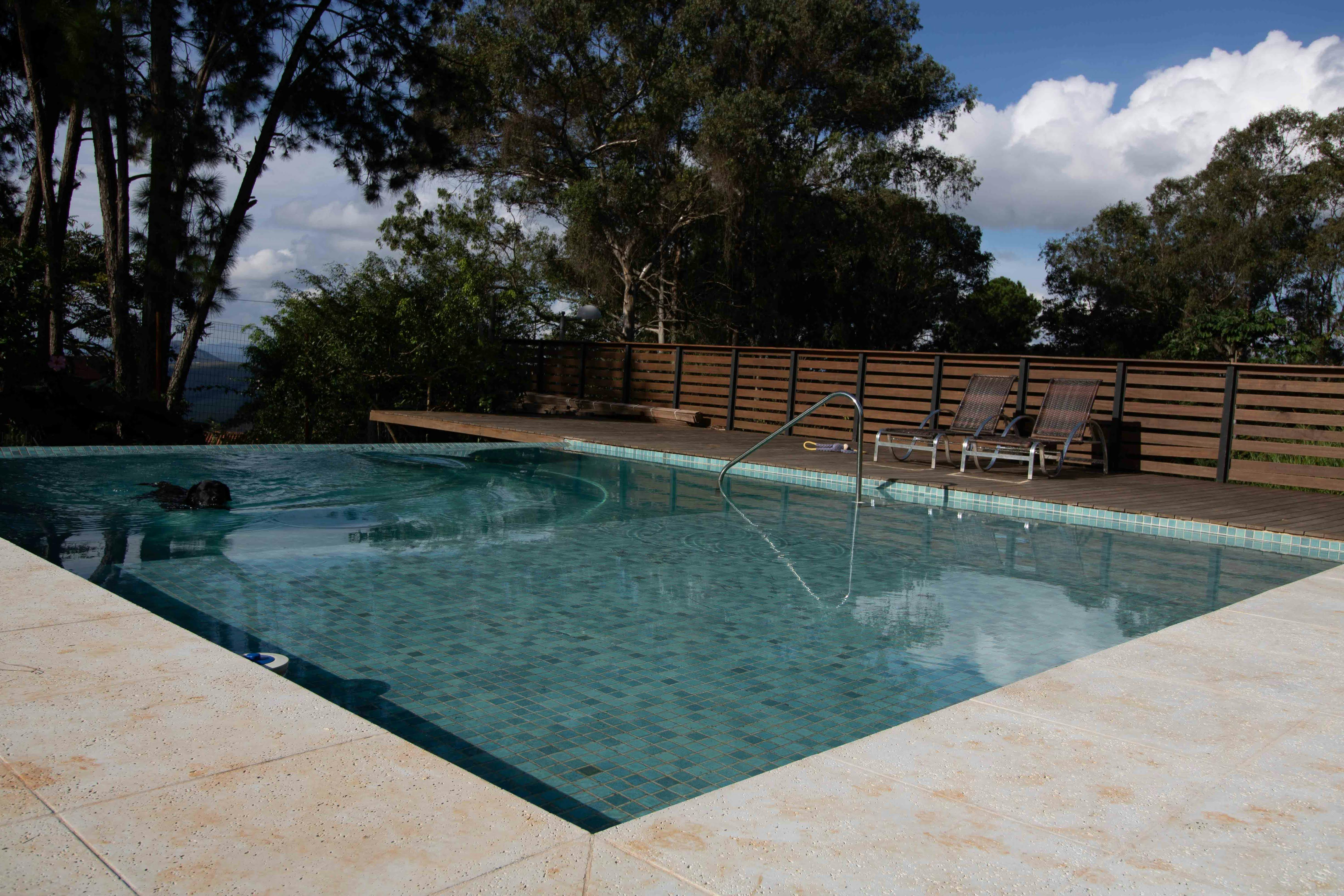 A nice tiled outdoor pool, maybe it's time to replace some of the cracked tiles? Photo by Dayvison de Oliveira Silva.