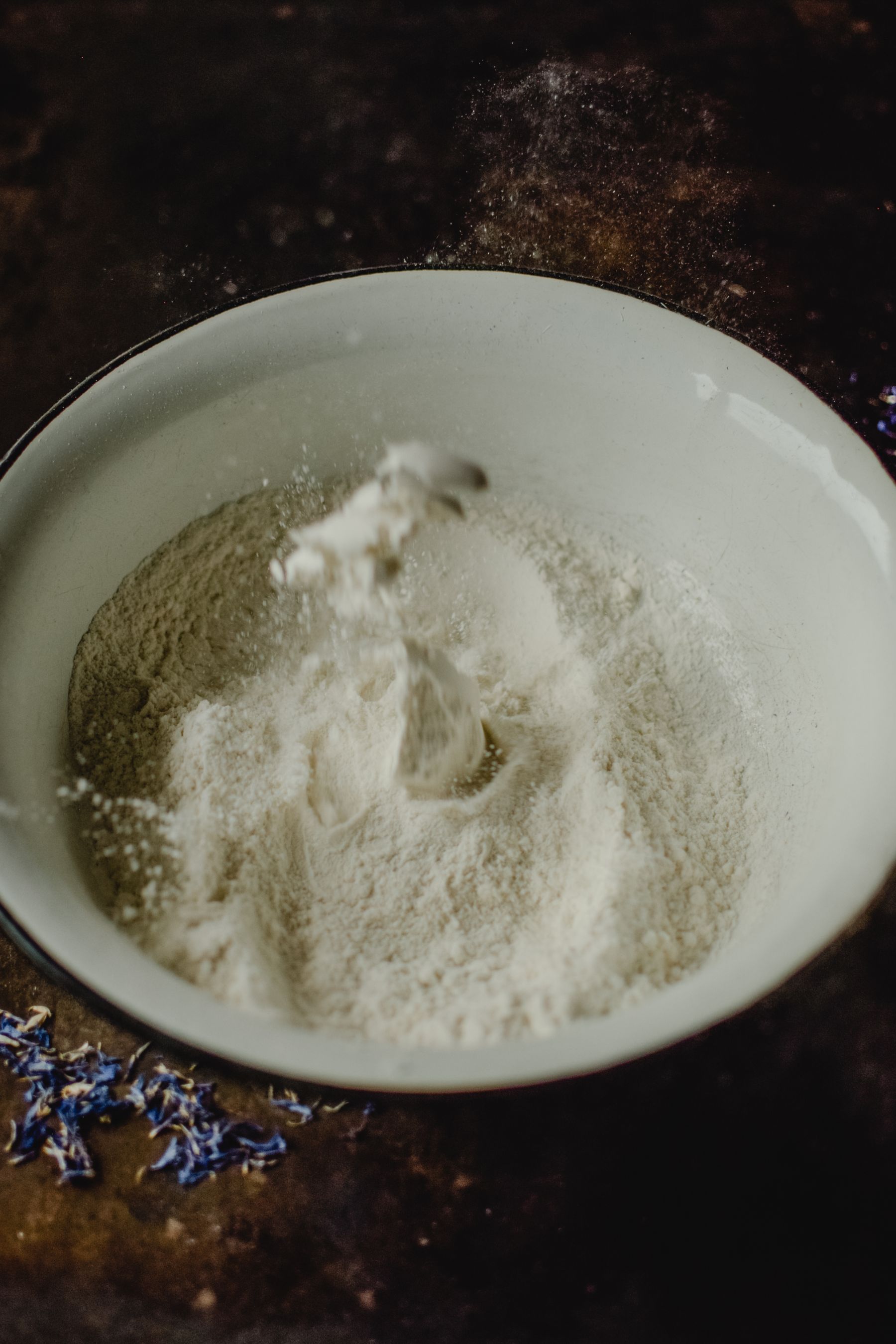 Polvo blanco en un tazón