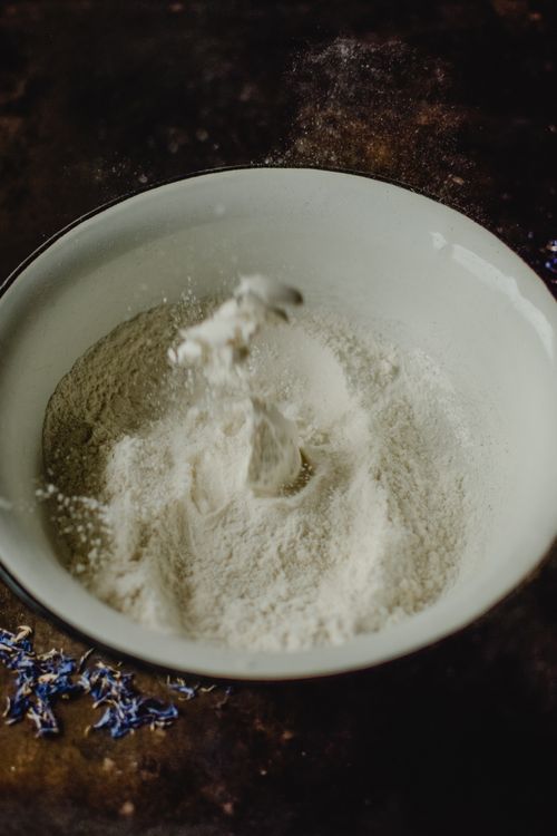Polvo blanco en un tazón