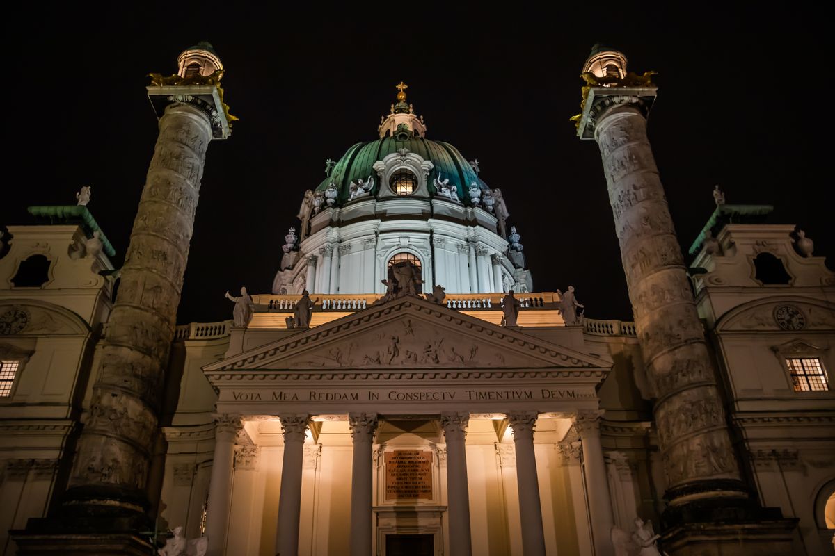 Karlskirche iluminata noaptea, cu cele doua coloane