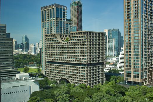 曼谷的城市景观中，现代建筑的立面展示了创新的摩天大楼设计