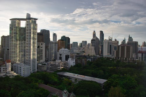 bezplatná Základová fotografie zdarma na téma Bangkok, bílé mraky, budovy Základová fotografie