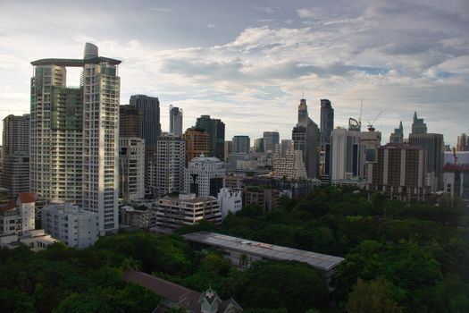 曼谷的天际线景色壮丽，下方是现代化的高层建筑和郁郁葱葱的绿化植物