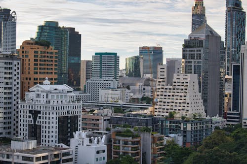bezplatná Základová fotografie zdarma na téma Bangkok, bílé mraky, budovy Základová fotografie