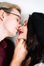 一对年轻夫妇的浪漫特写几乎捕捉到接吻瞬间，展现了爱与亲密