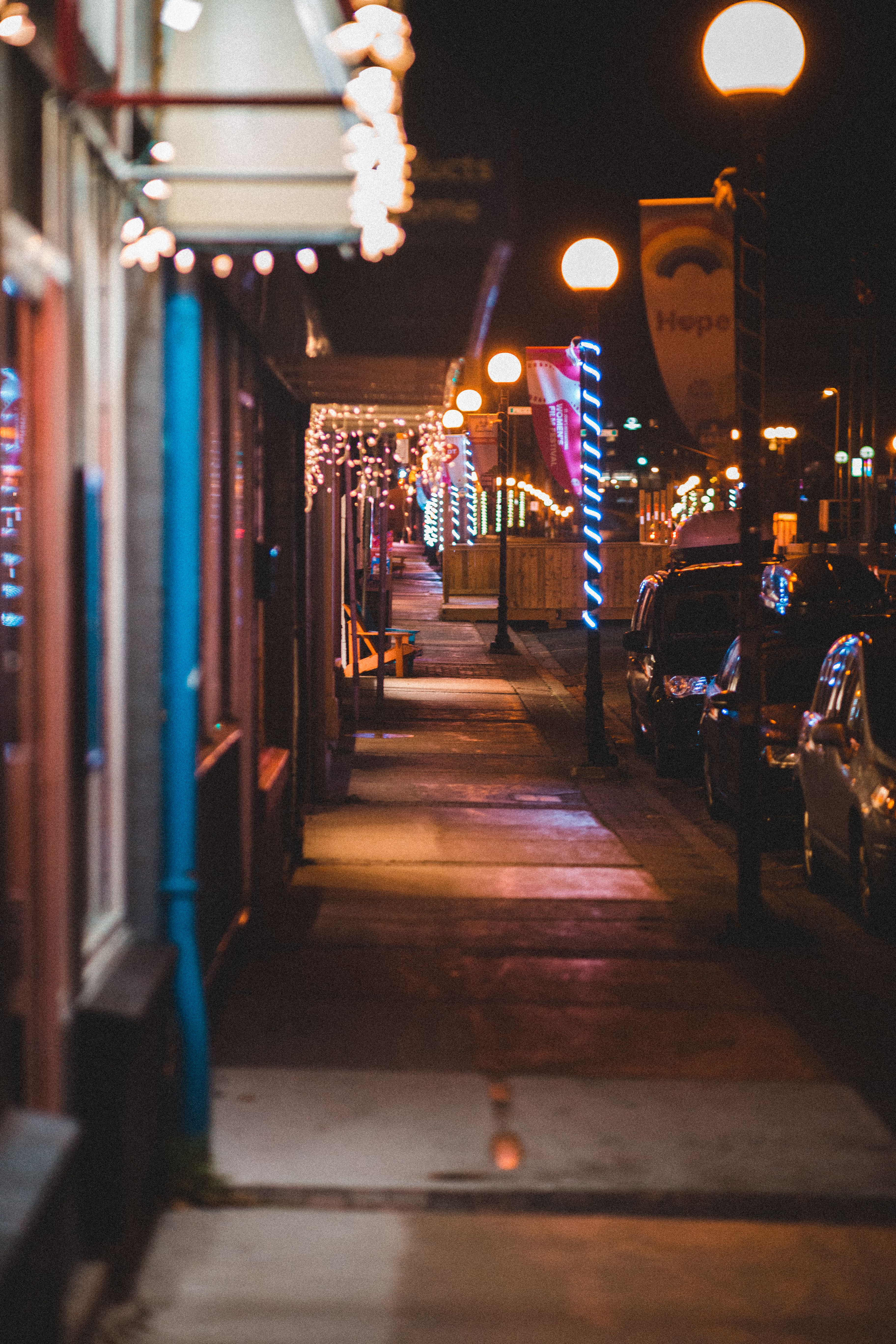 City street with cars and buildings at night · Free Stock Photo
