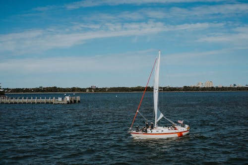grátis Foto profissional grátis de barco a vela, céu azul, mar Foto profissional