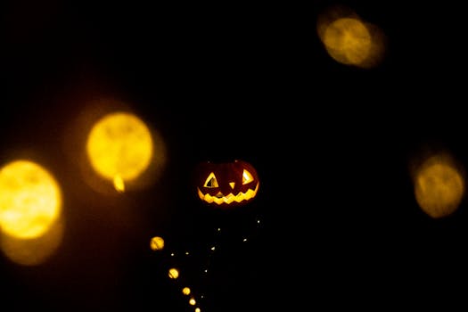 散景灯在黑暗中照亮了幽灵般的杰克灯笼，非常适合万圣节的形象