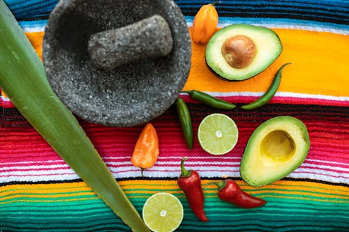 Avocado A Fette E Limone A Fette Su Foglie Verdi E Marroni