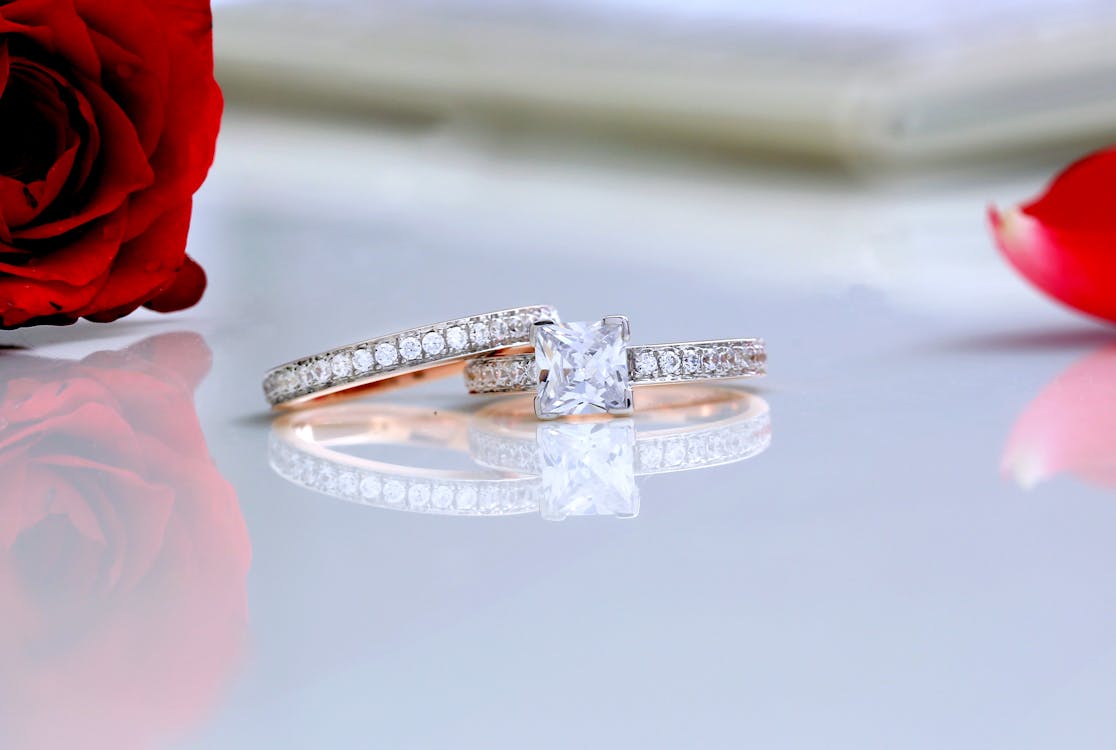 Free Silver Diamond Rings in Close Up Photography Stock Photo