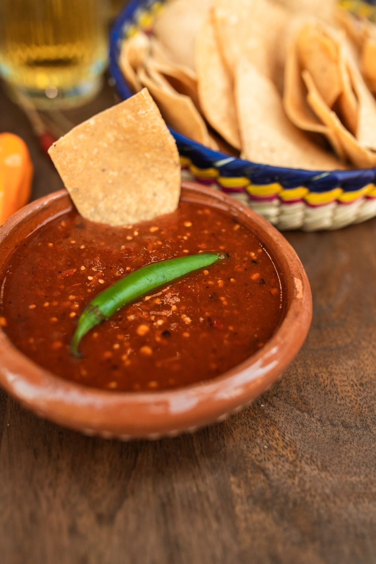 Salsa borracha terminada en cazuela de barro con totopo y chile verde (foto de referencia)