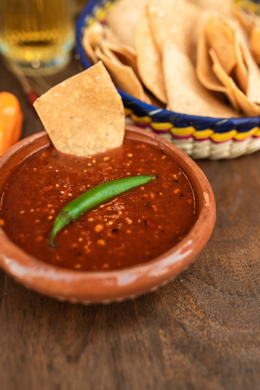 Salsa mexicana con chile verde en tazón de barro